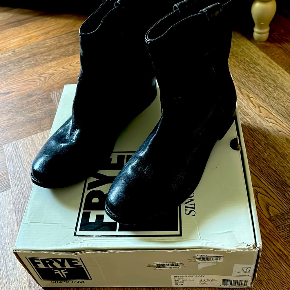 Like New Frye Anna Shortie Black Boots Size 9